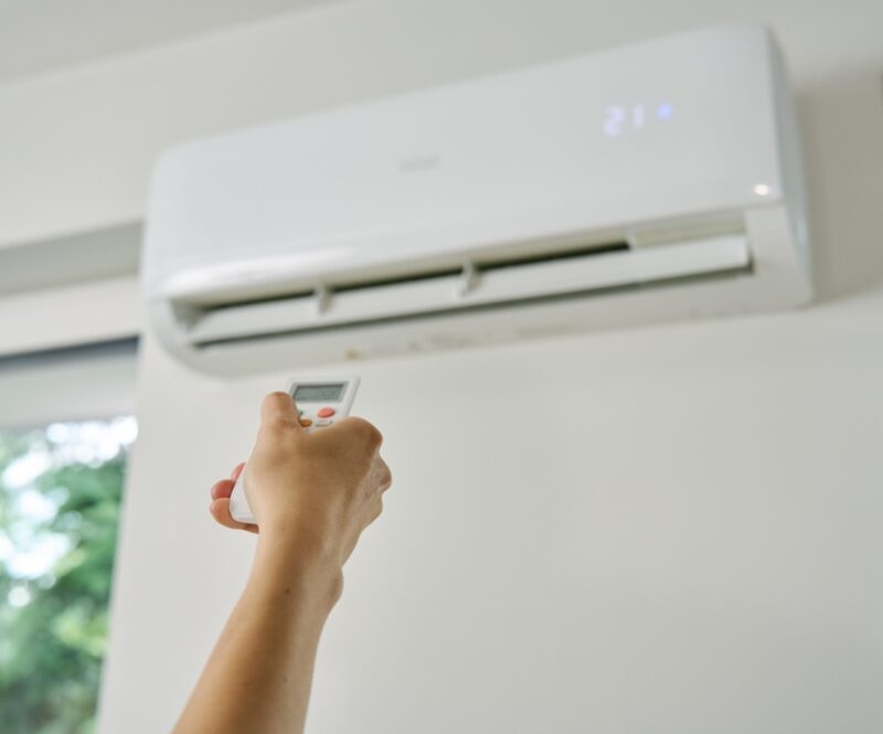 Airco aan in het vliegtuig en je vakantiehuis: kun je daar verkouden van worden?