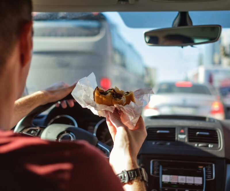 In deze vakantielanden kun je een boete krijgen voor eten achter het stuur