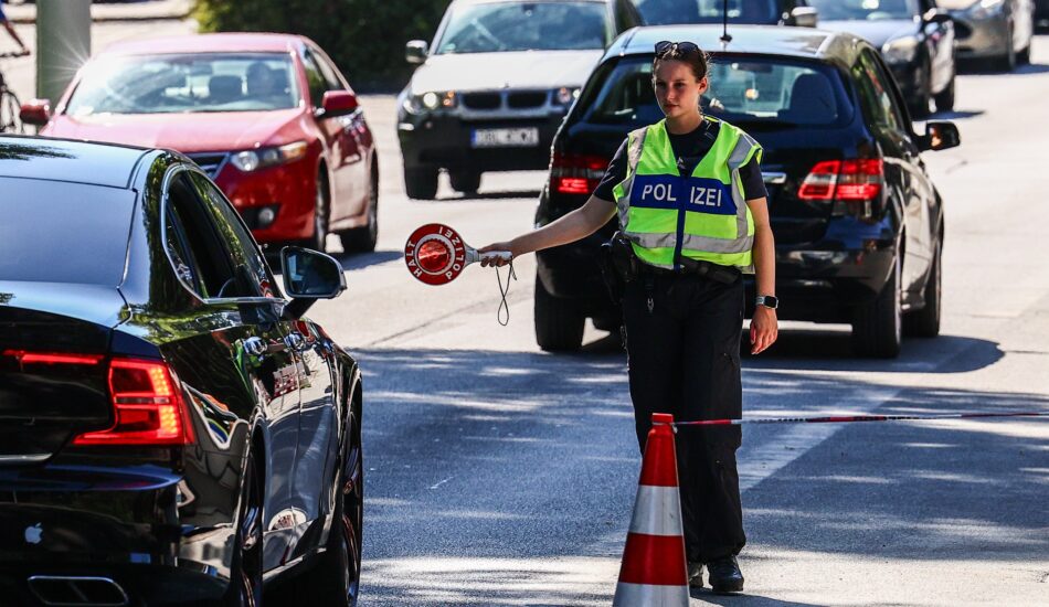 Een agente voert grenscontroles uit in Duitsland.