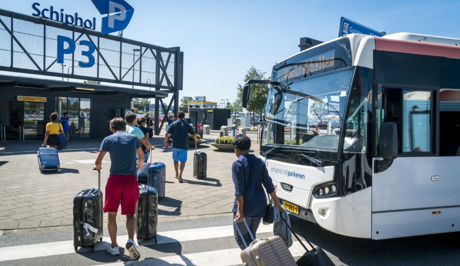 Illustratieve foto van buspassagiers die naar de luchthaven lopen. Zij kunnen getroffen worden door de staking.